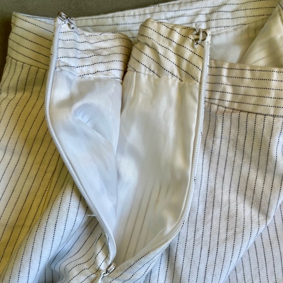 White pleated skirt with black pin stripes, Size 8 from GAP. - Picture 8 of 10